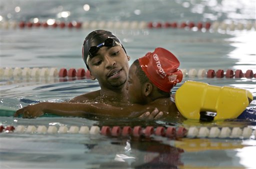 Minority Kids Sink at Swimming