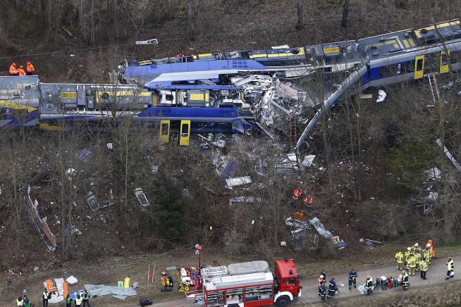 Dispatcher Accused of Playing Games on Phone Before Deadly Train Crash