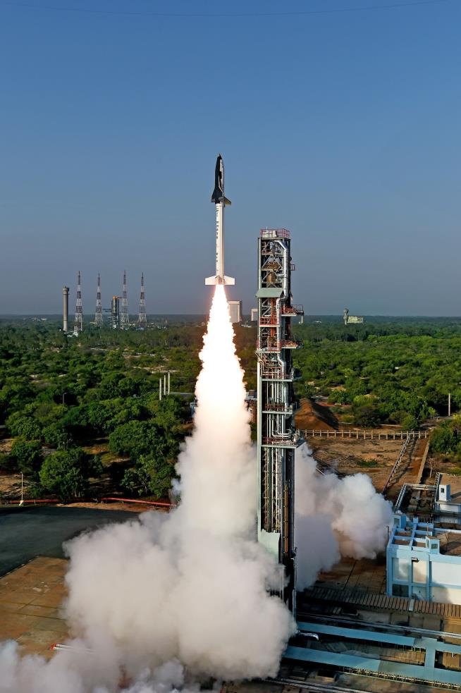 India Tests 'Mini Space Shuttle'