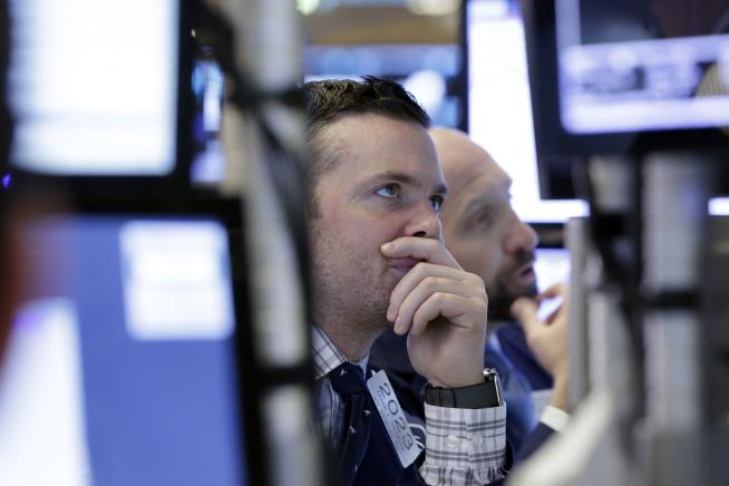 US Stocks Slip, Extending Losing Streak