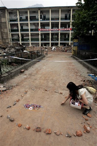 Chinese Rush to Adopt Quake Orphans