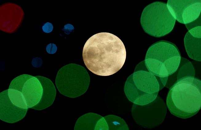 Multiple 'Moonlets' May Have Morphed Into Our Moon