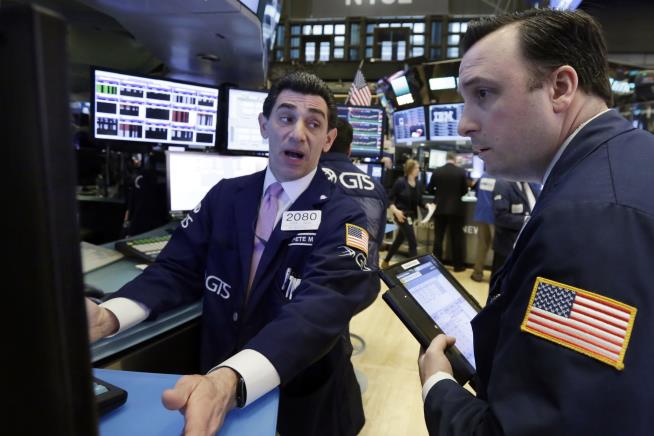 Stocks End Day Little Changed on Wall Street