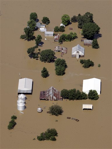 Levees Crumbling, Midwest Struggles to Stem Tide