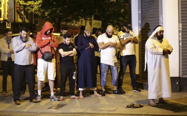 1 Dead, 8 Hurt in 'Terror Attack' Outside London Mosque