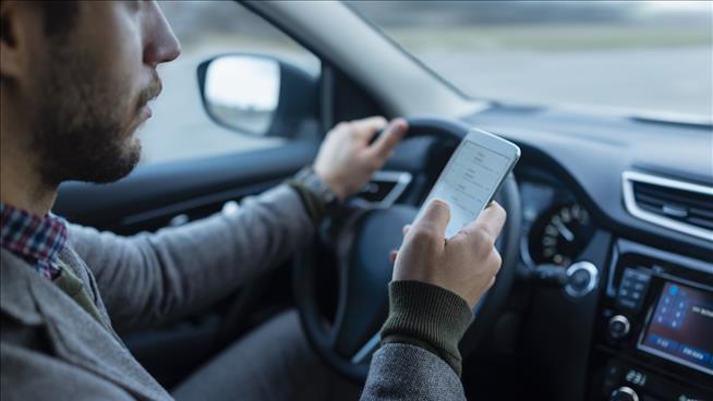 It's Now Illegal to Hold a Phone While Driving in Washington
