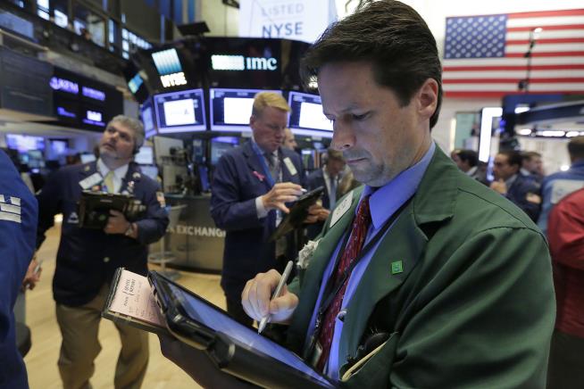 Dow Closes at Record, Edges Closer to 22K