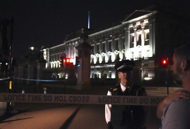 2nd Man Arrested in Sword Attack at Buckingham Palace