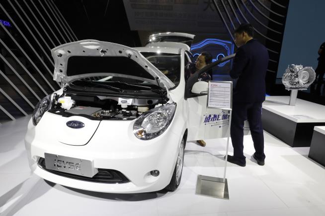 China Aims to Do Away With Gas-Fueled Cars