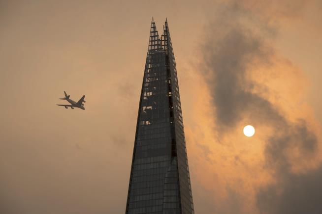 London's Reddish Sky Has Scientific Explanation