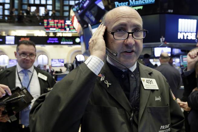 Stocks Close Lower, Led by Drops in Tech