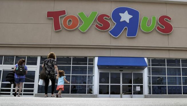 'Secret Santa' Pays Off $10K in Toy Store Layaway Orders