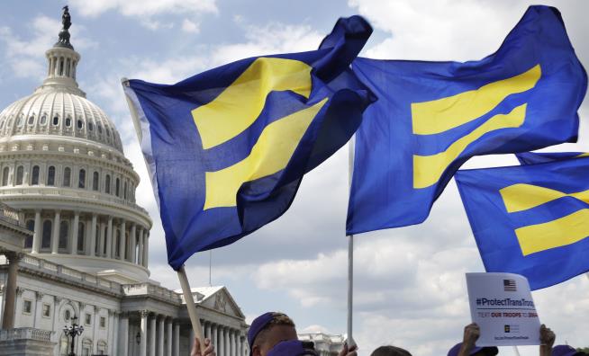 Pentagon to Let Transgender Recruits Enlist Next Month