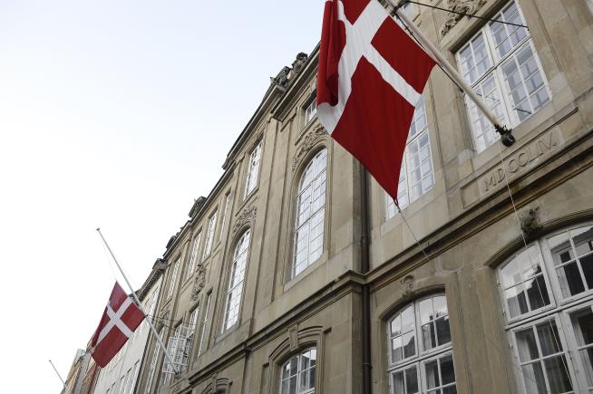 Danish Queen's Husband Dead at 83