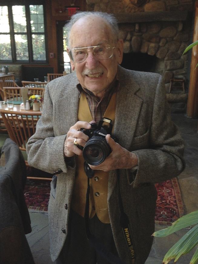 Man Who Won a Pulitzer With This Photo Dies at 104