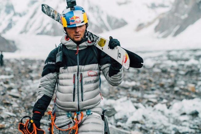 Daredevil Becomes 1st Person to Ski Down K2