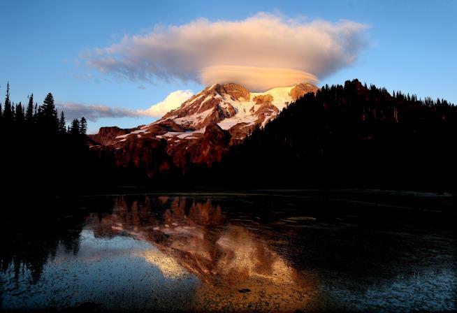 Woman Dies While Hiking in Mount Rainier Nat'l Park
