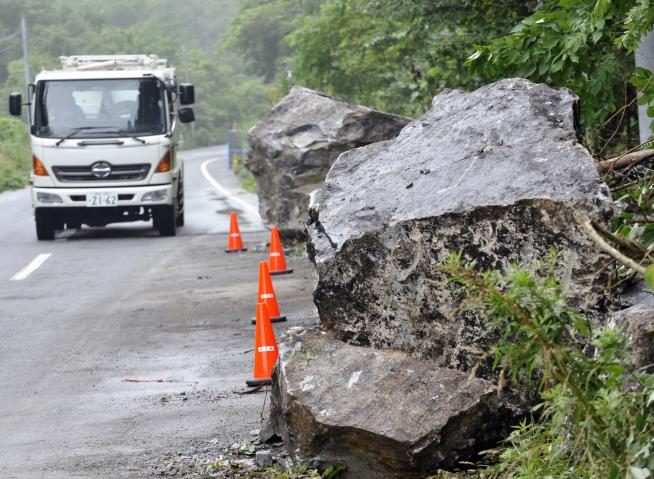 Japan Quake Injures Dozens