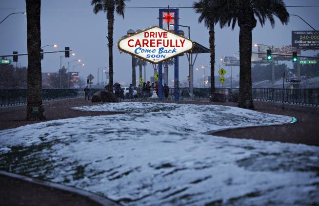 Las Vegas Gets First Snow in a Decade