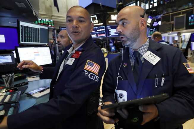 Wall Street dips on U.S.-China trade tensions, Fed meeting eyed Wall Street dips on U.S.-China trade tensions, Fed meeting eyed