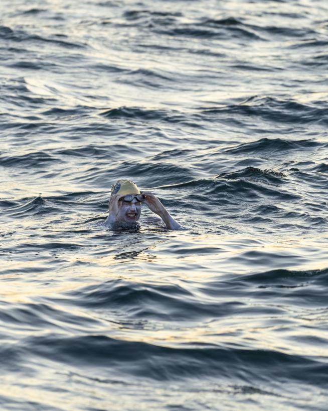 US woman crosses English Channel four times in record-breaking swim
