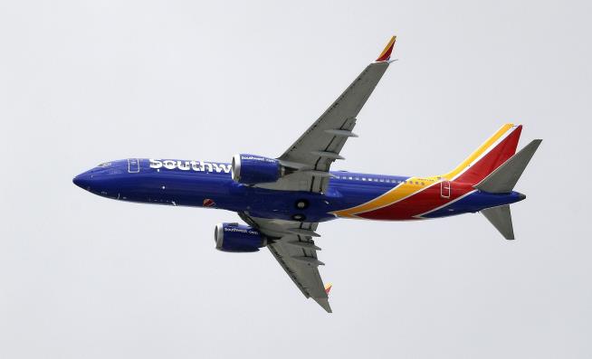 US airline pilots streamed video from lavatory cam, alleges lawsuit