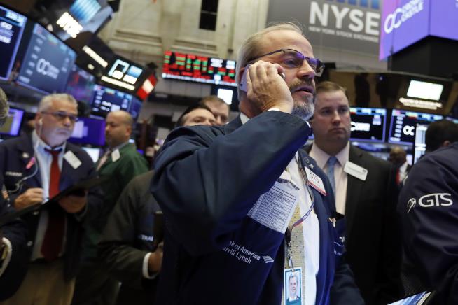 US Stocks End Wobbly Day Slightly Lower