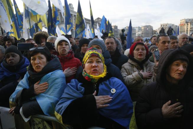 Ukrainians Demand Zelensky Stand Up to Putin