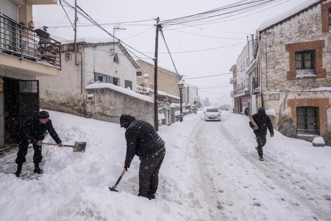 Historic Snow in Spain Leaves 1500 Drivers Stranded