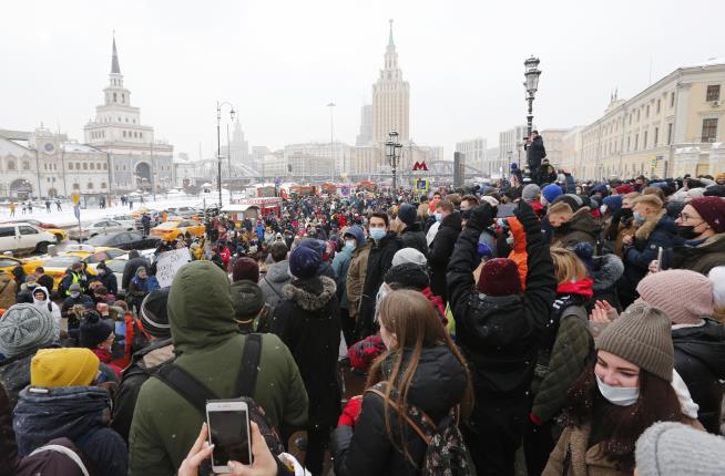 Russians Protest Despite Warnings