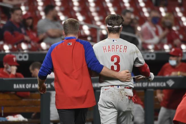 Phillies' Bryce Harper Hit by Pitch in Face