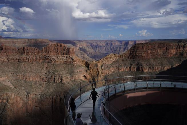 Man Falls to His Death From Grand Canyon's Skywalk