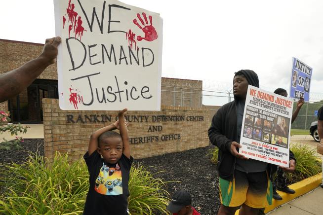 6 Mississippi Ex-Cops Plead Guilty to Torturing Black Men