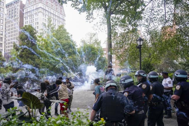 NYC Police Battle Crowd Drawn by Streamer's Giveaway