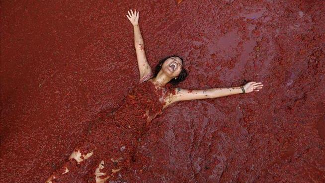 People Hurl 120 Tons of Tomatoes at Each Other
