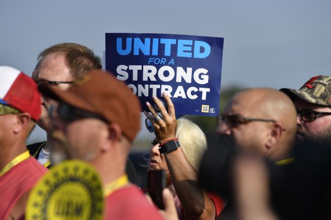UAW Contract Deadline Nears: 'Nobody's Coming to Save Us'