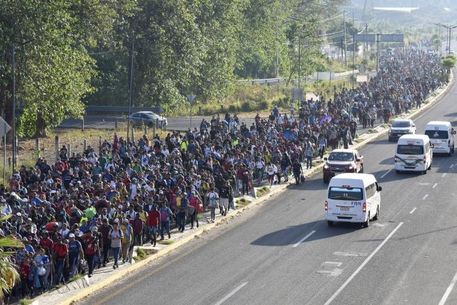 6K Migrants Trek Toward US Border