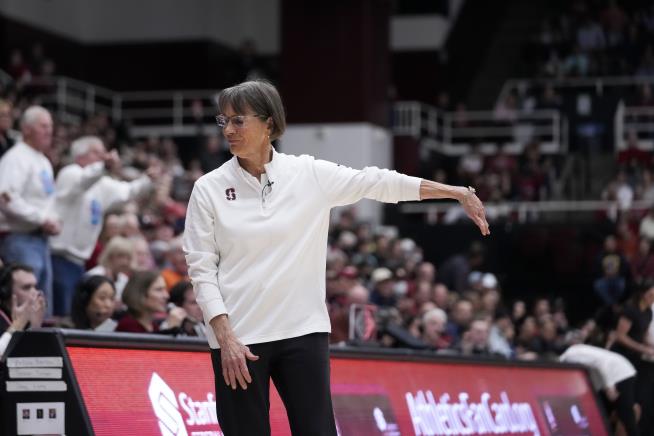 She's Now the Winningest Coach in College Hoops History