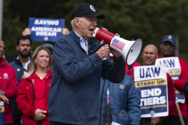 Biden Tells UAW They Have Each Other's Backs