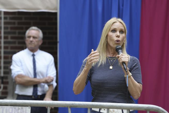 Cheryl Hines as First Lady? 'Great, Let's Do It'