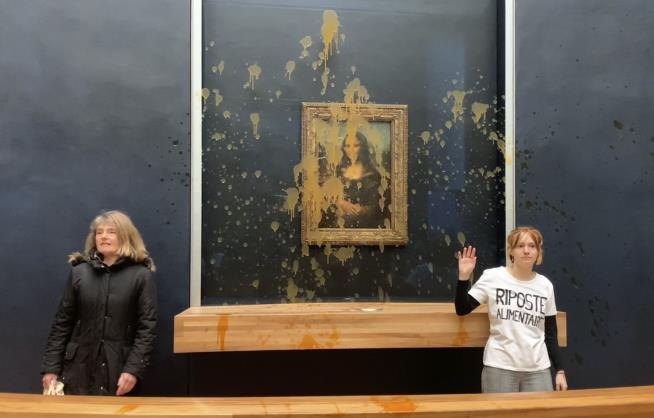 Activists Toss Soup on Glass-Covered Mona Lisa