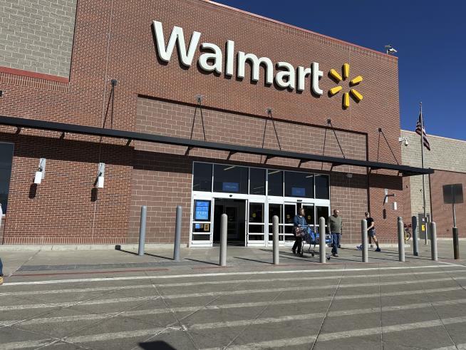 Walton Family Sells Off $1.5B in Walmart Stock