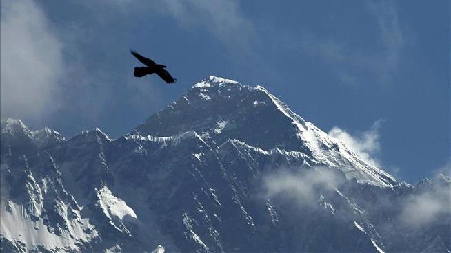Nepal to Bring 5 Bodies Off Everest