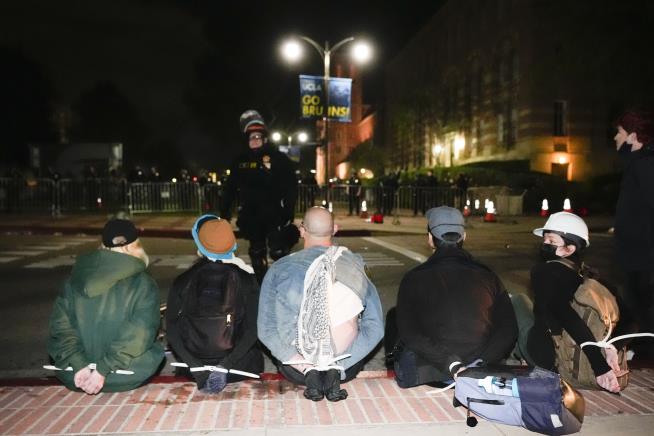 Police Start Breaking Up UCLA Encampment