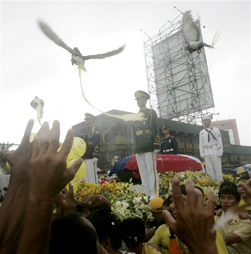 Thousands Bid Aquino Farewell