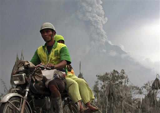 Indonesians Flee Still-Rumbling Volcano