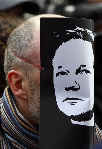 Brits Limit Assange Internet Access in Segregated Cell
