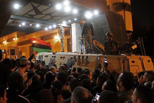 Egypt Protests: Protesters Storm State Security, Ignoring Military Warning Shots