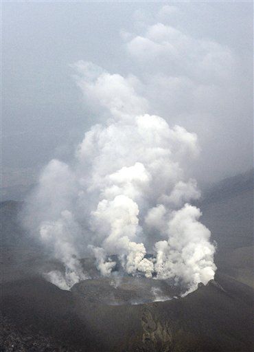 Japanese Volcano Shinmoedake Erupts