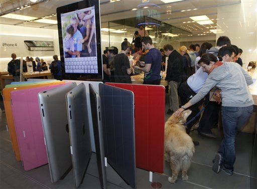 iPad 2 Sells Out in Smashing Debut